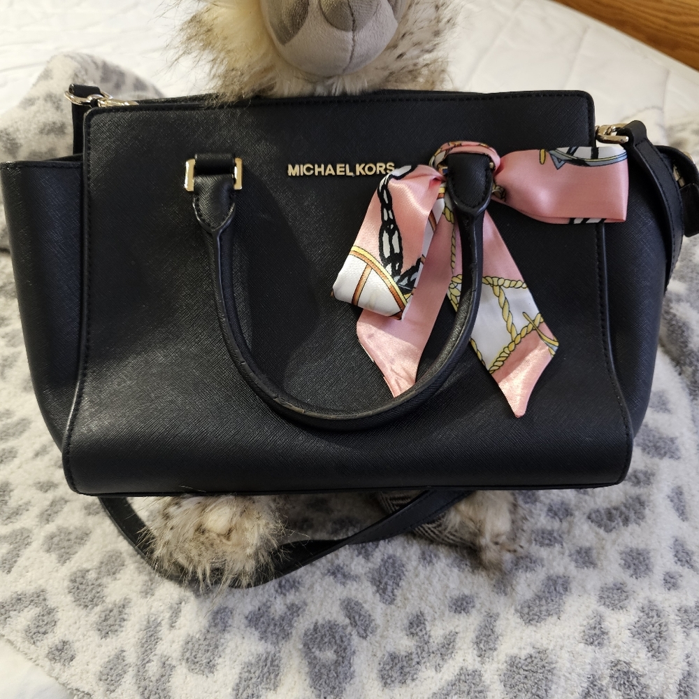 Like new Michael Kors Selma 14x8x4